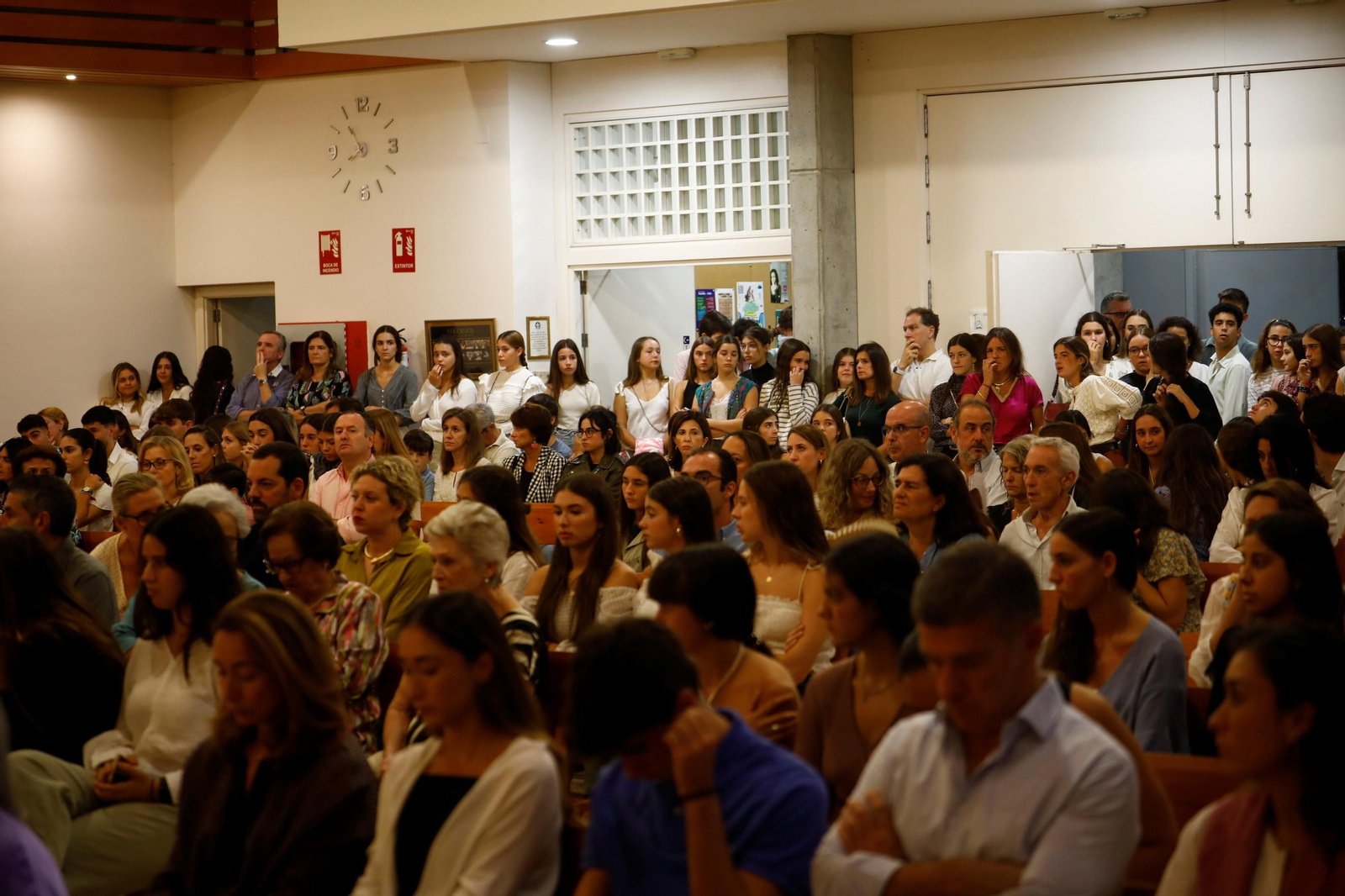 La misa en la parroquia de la Esperanza de Córdoba por Álvaro Prieto, en imágenes
