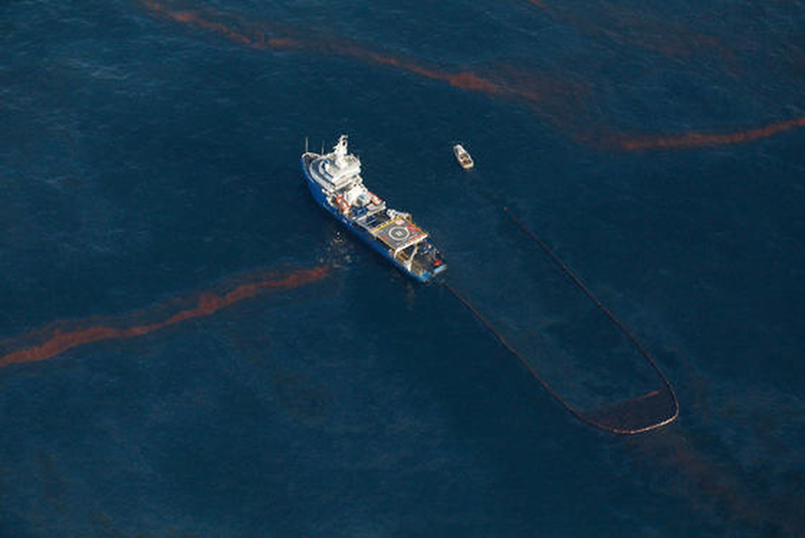 El petróleo vertido en el Golfo de México por una plataforma petrolífera amenaza las costas estadounidenses de Luisiana.

Foto: EFE