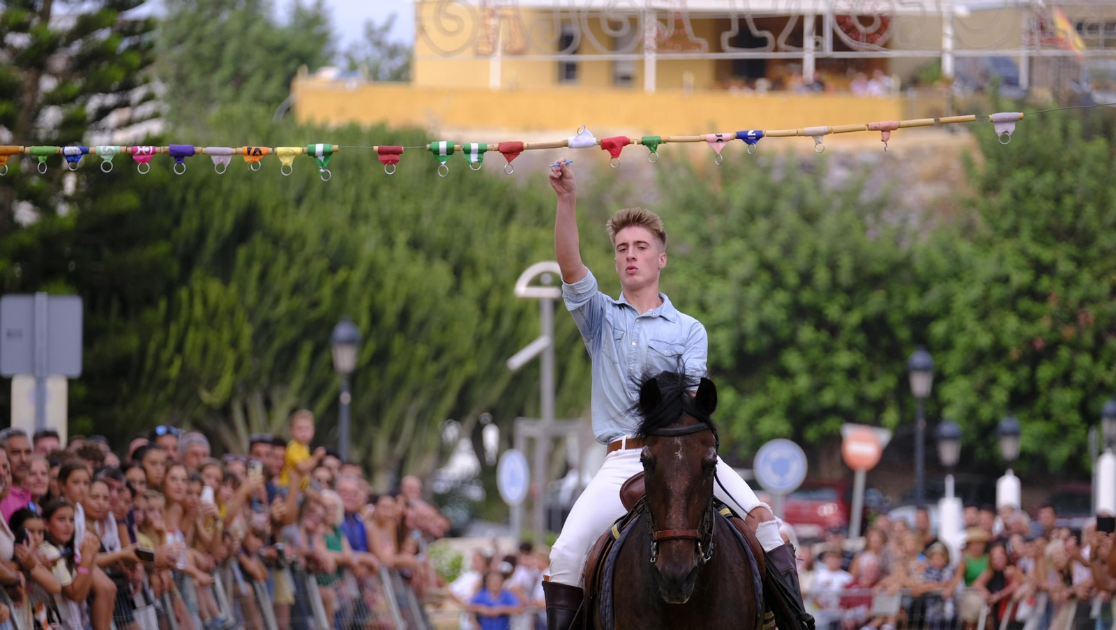 La popular carrera de cintas a caballo de las Fiestas de Mojácar, en imágenes