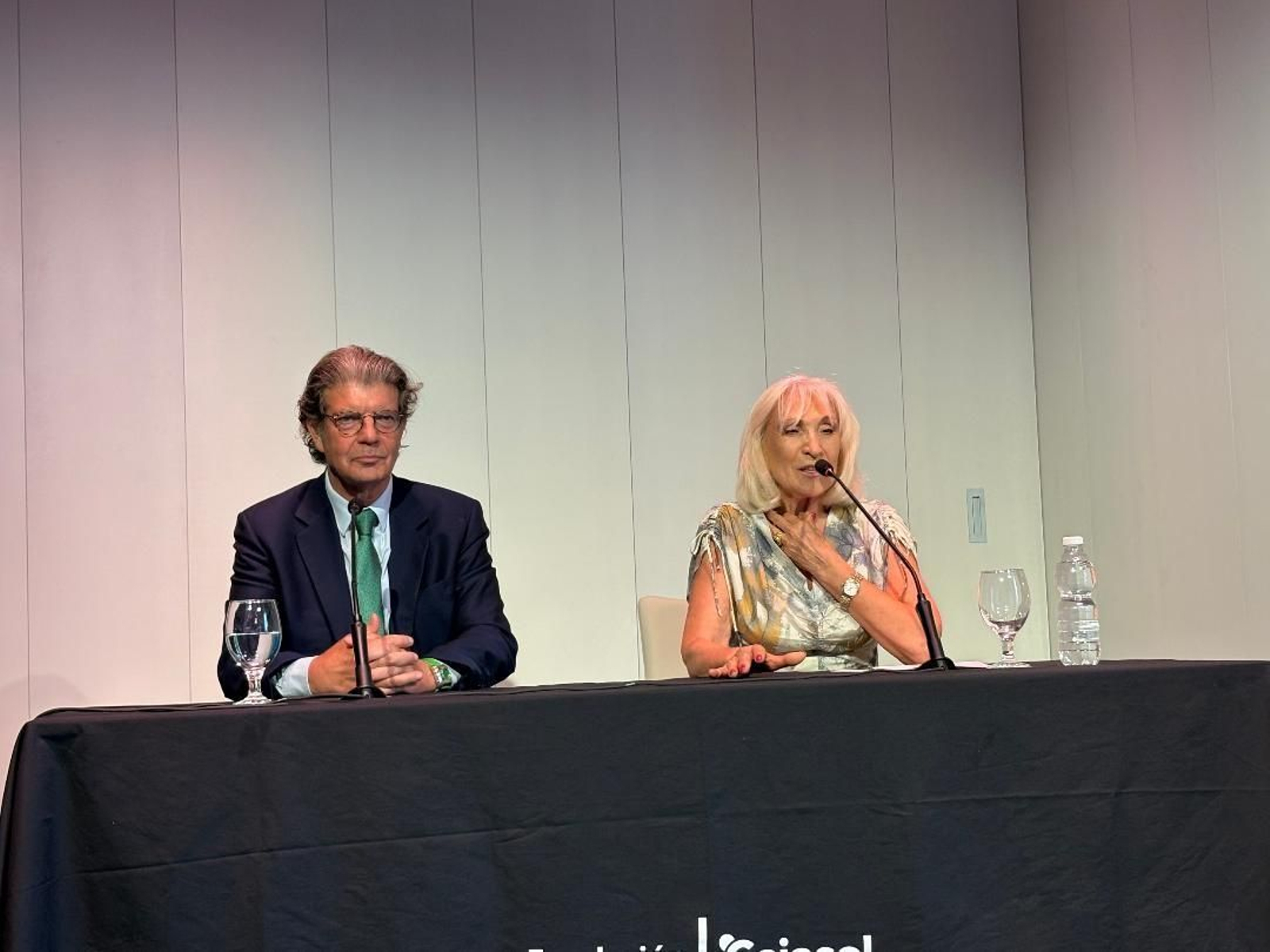 El autor del libro Juan Bolea con Susi Cigüela durante la presentación en la Tertulia Fernando Delgado Lallemand.