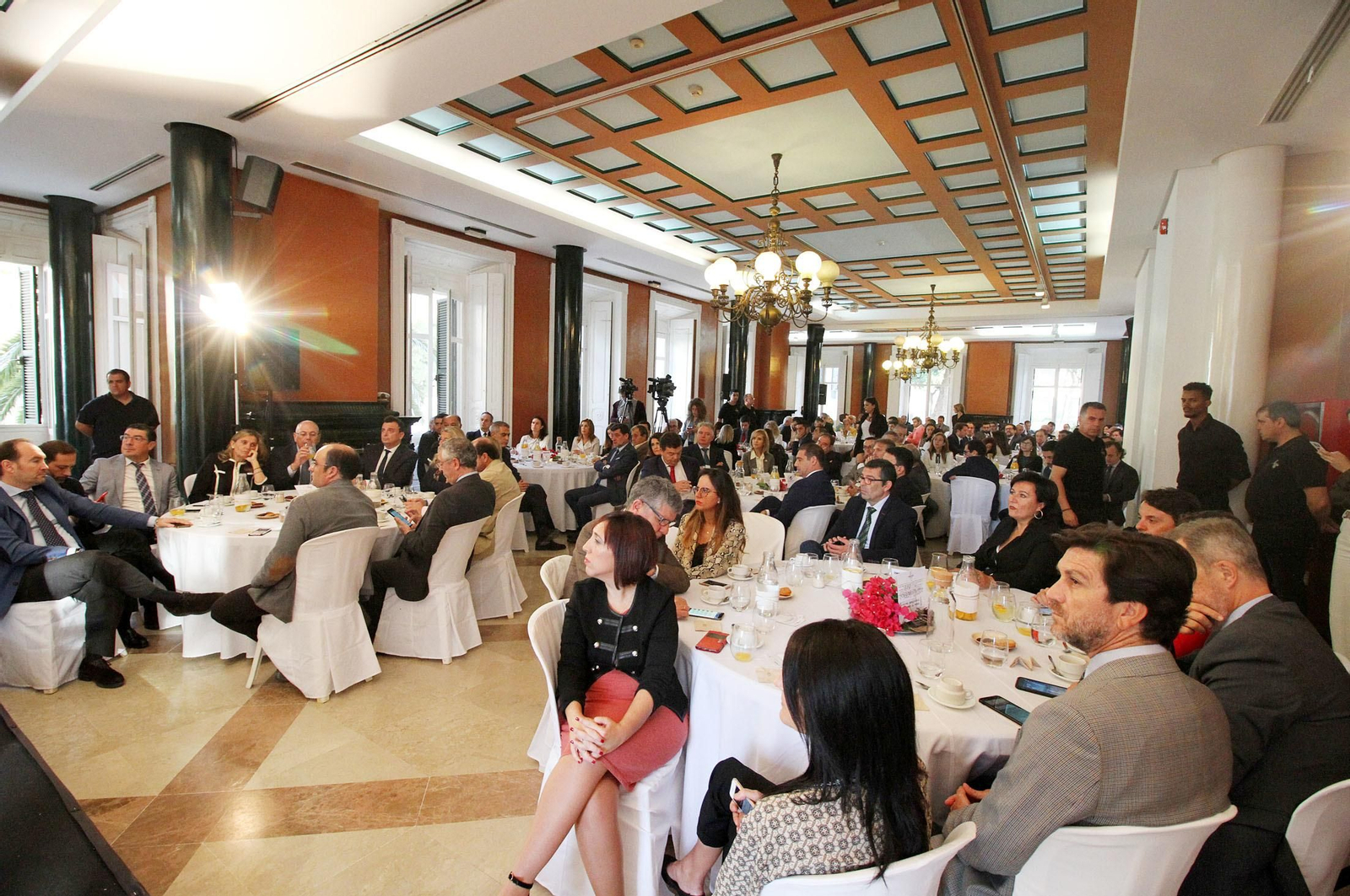 Imágenes de la conferencia y desayuno-coloquio de Gabriel Cruz, alcalde de Huelva