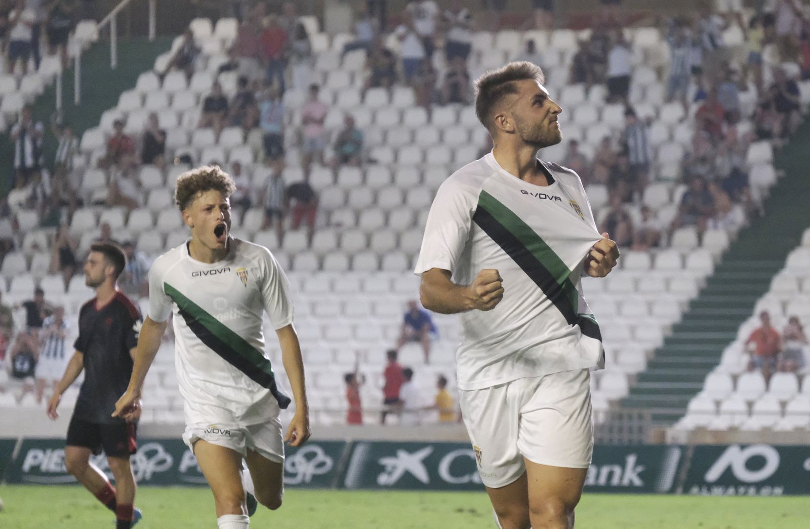 Antonio Casas y Simo celebran el gol ante el Granada.