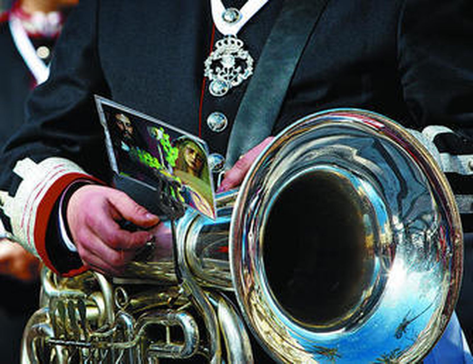 Un componente de una banda procesiona en la Semana Santa gaditana.