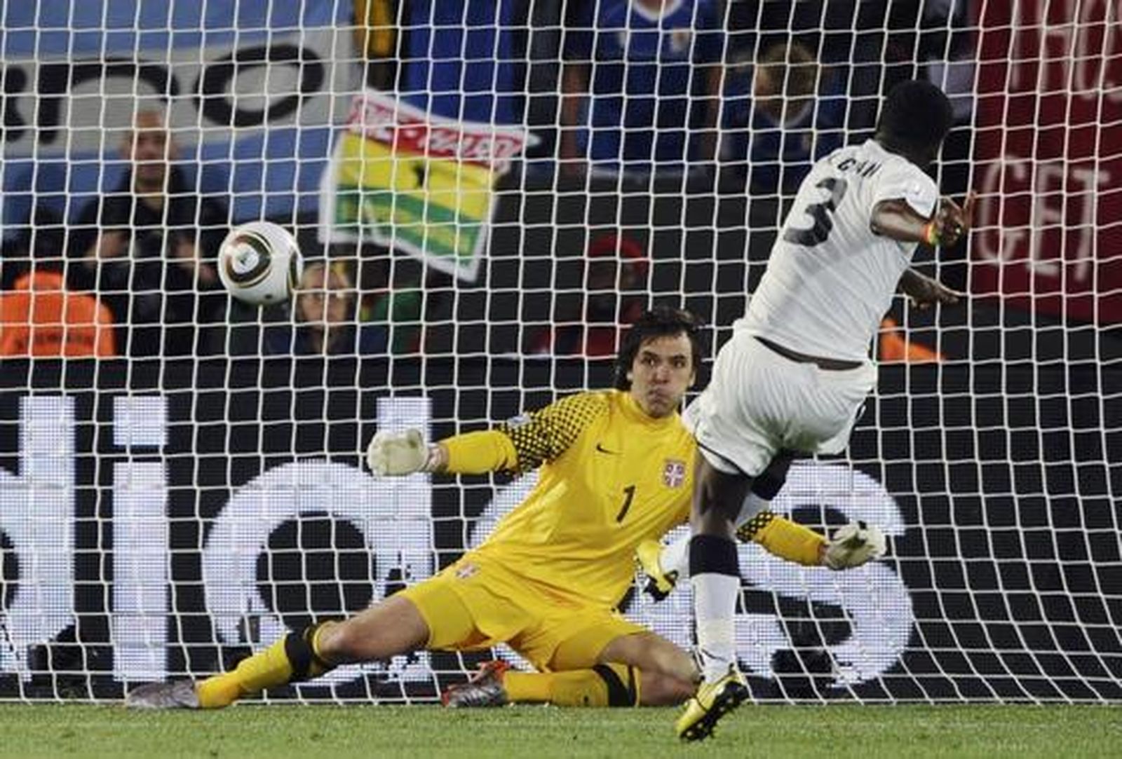 Gyan marca el penati a la derecha del portero serbio. / Reuters