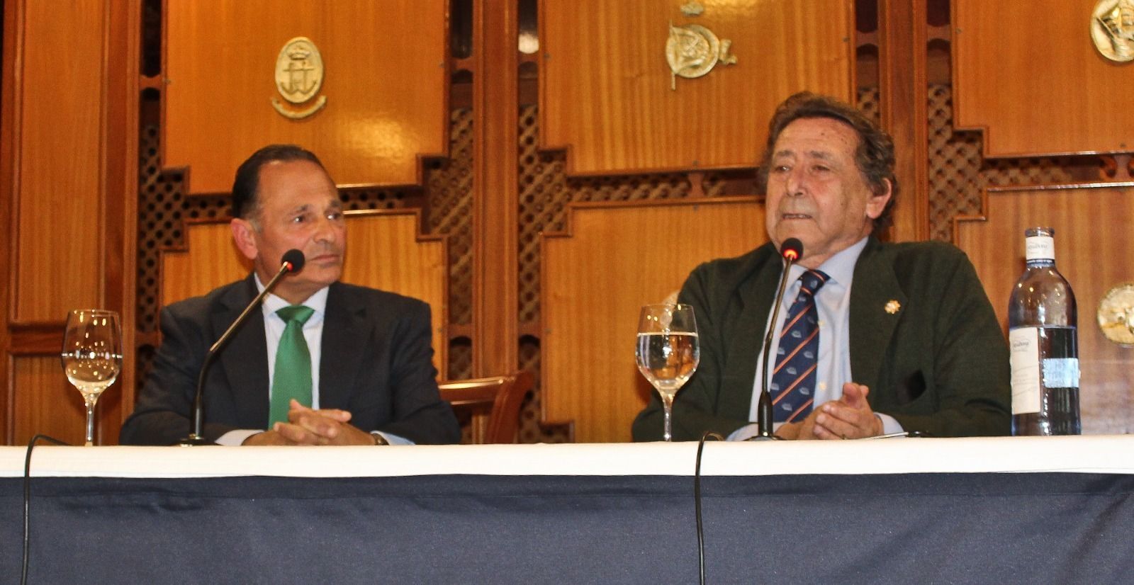 Alfonso Ussía (d.), durante su conferencia en el Club Naval de Oficiales.