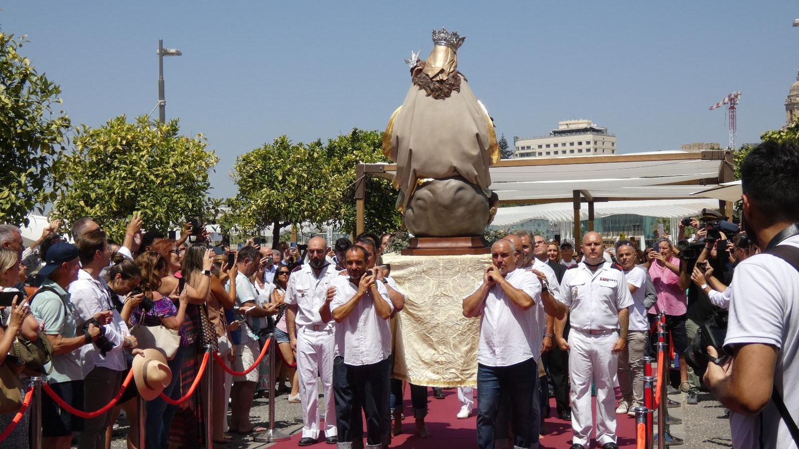 Estibadores portan a hombros a la Virgen del Carmen hasta el interior la capilla del puerto de Málaga. Estibadores portan a hombros a la Virgen del Carmen hasta el interior la capilla del puerto de Málaga.