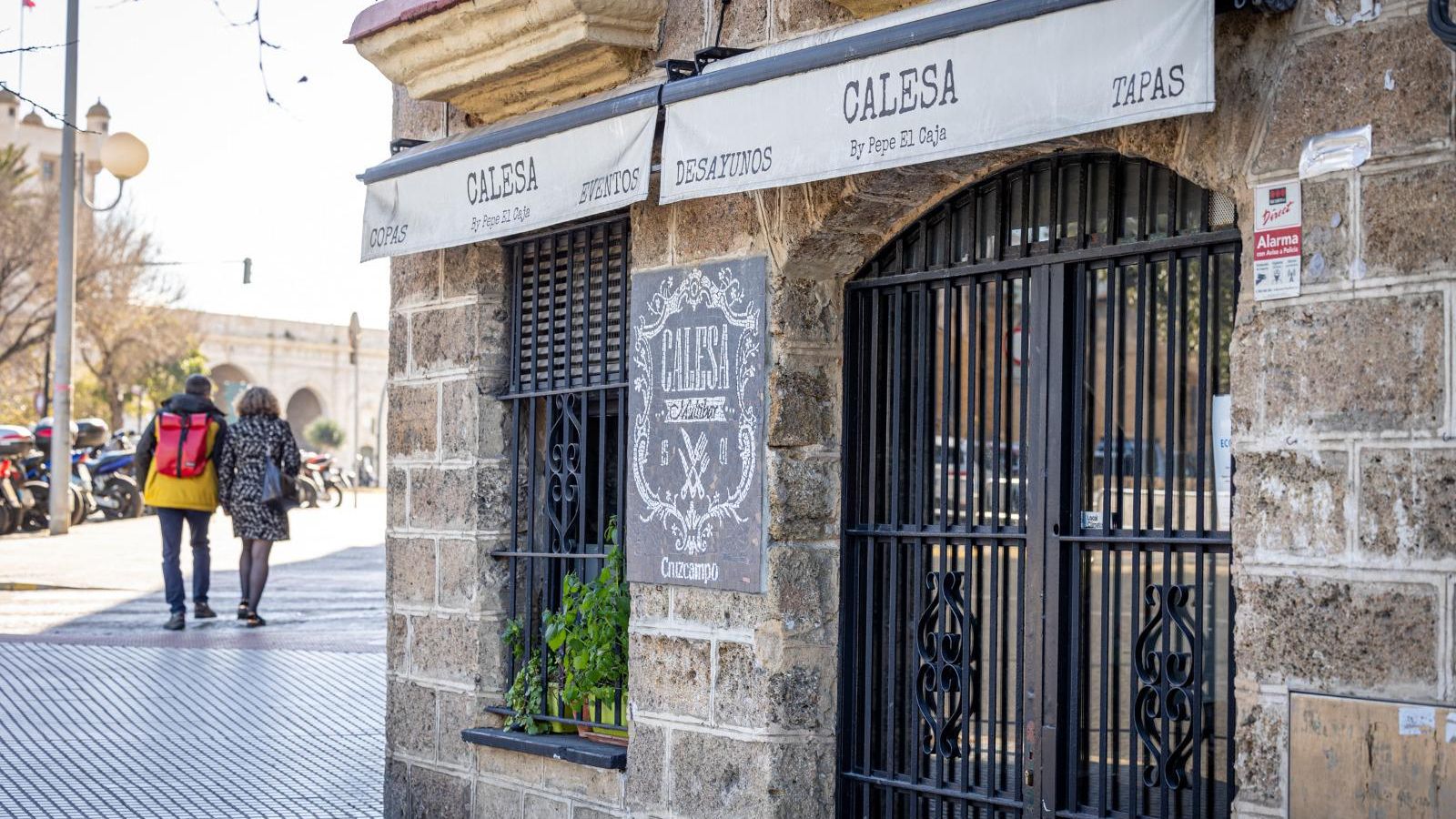 El multibar Calesas se encuentra muy cerca de las Puertas de Tierra