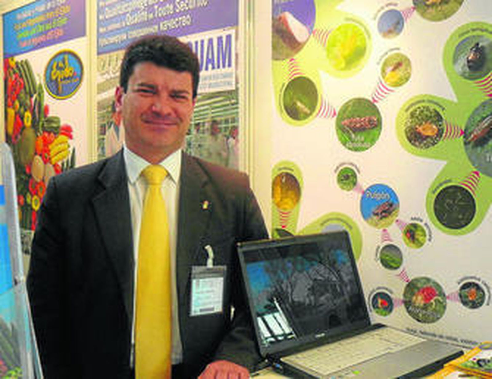 El concejal de Agricultura de El Ejido, Jorge Viseras, incansable en el expositor del Ayuntamiento.