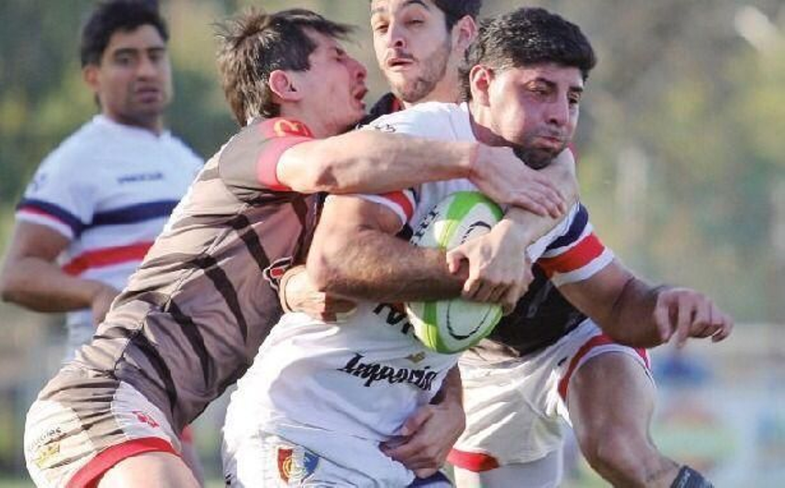 Tomás Javier García avanza con fuerza con el oval.