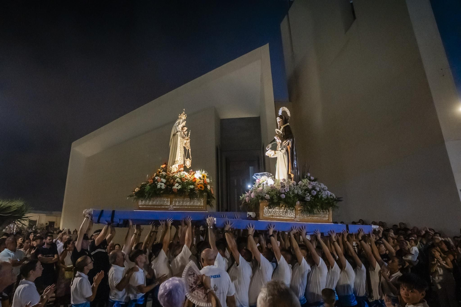 La procesión de la Virgen del Carmen y Santa Ana pone el broche final a las fiestas del Puerto de Roquetas