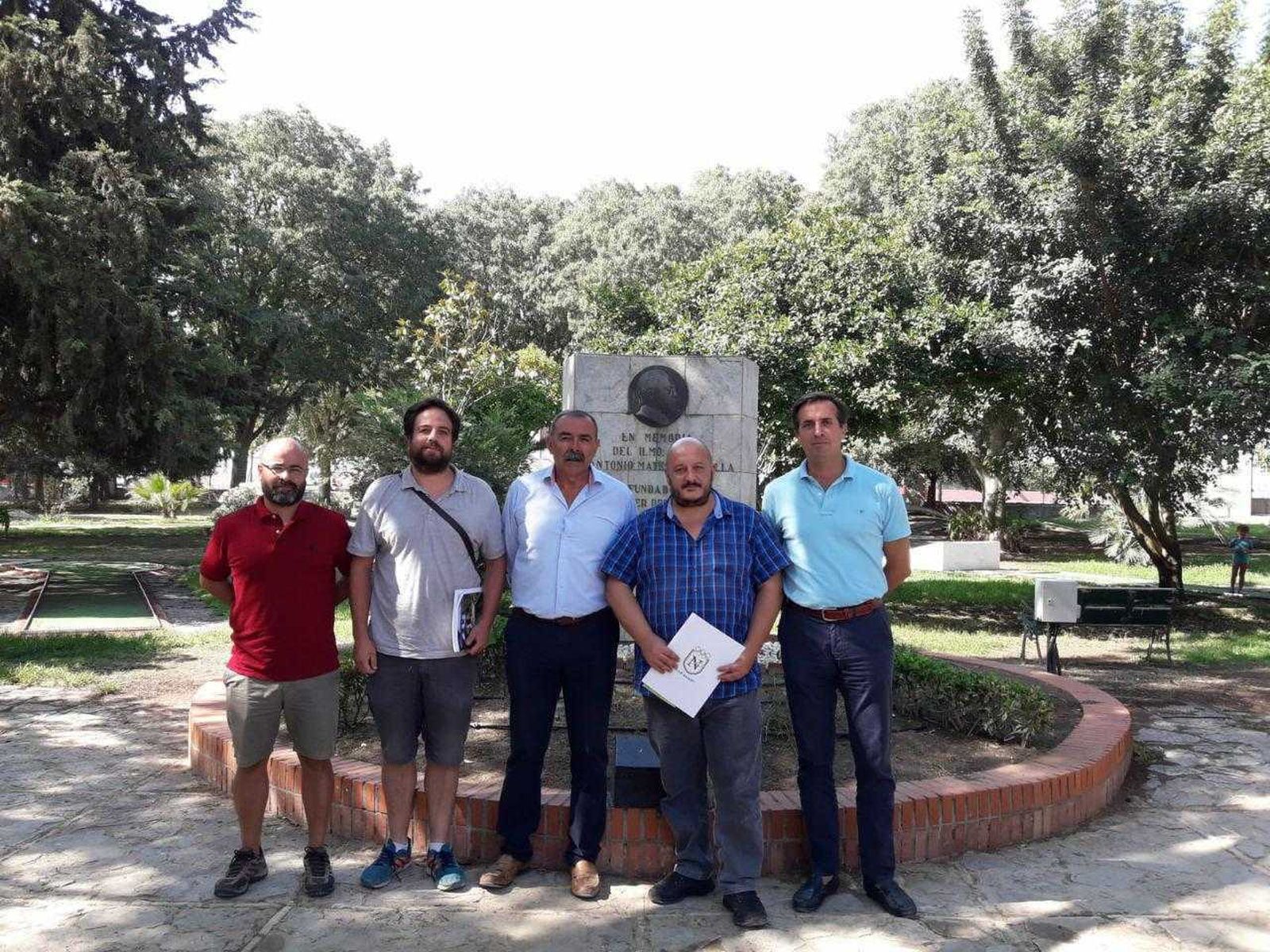 Concejales de Adelante Jerez junto a los responsables del Club Nazaret.