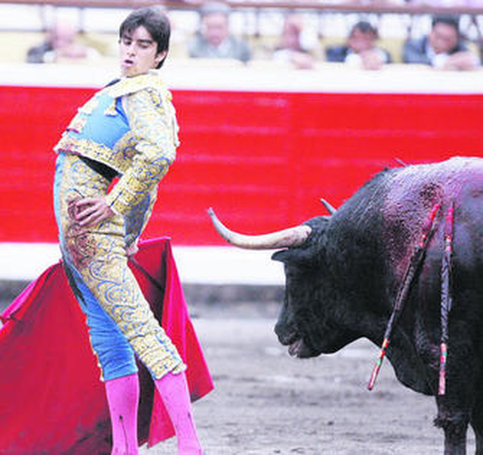 Miguel Ángel Perera en un desplante a uno de sus toros ayer en Bilbao.