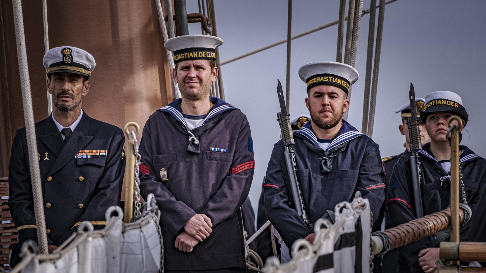 Salida del buque escuela J. S. de Elcano de los muelles de Cádiz para emprender su XCVI Crucero de Instrucción
