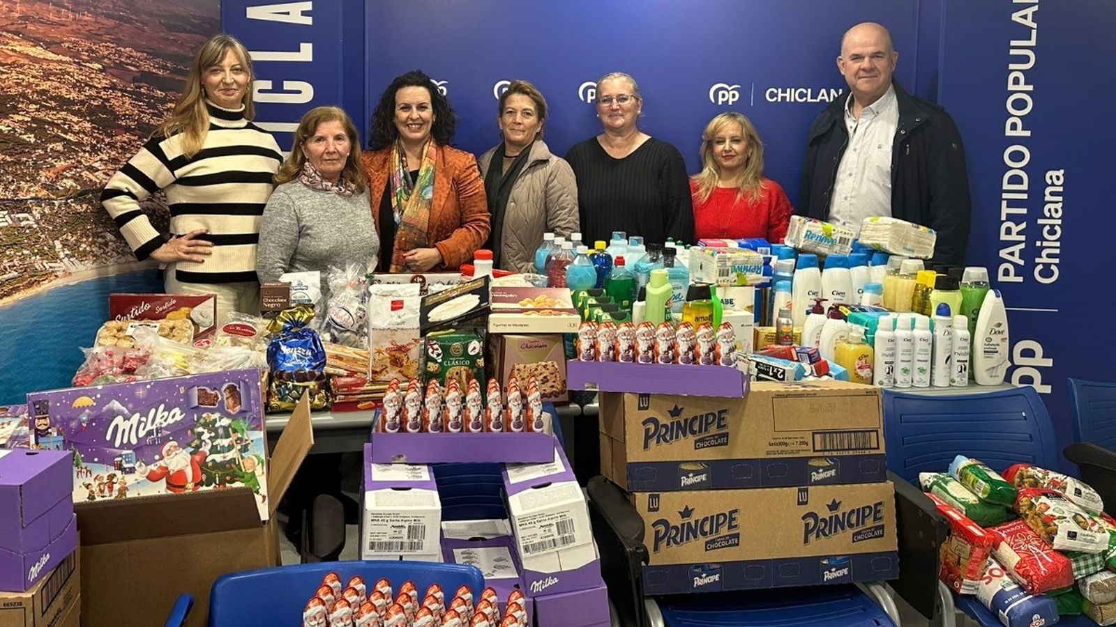 Representantes del partido posan con el resultado de la campaña.