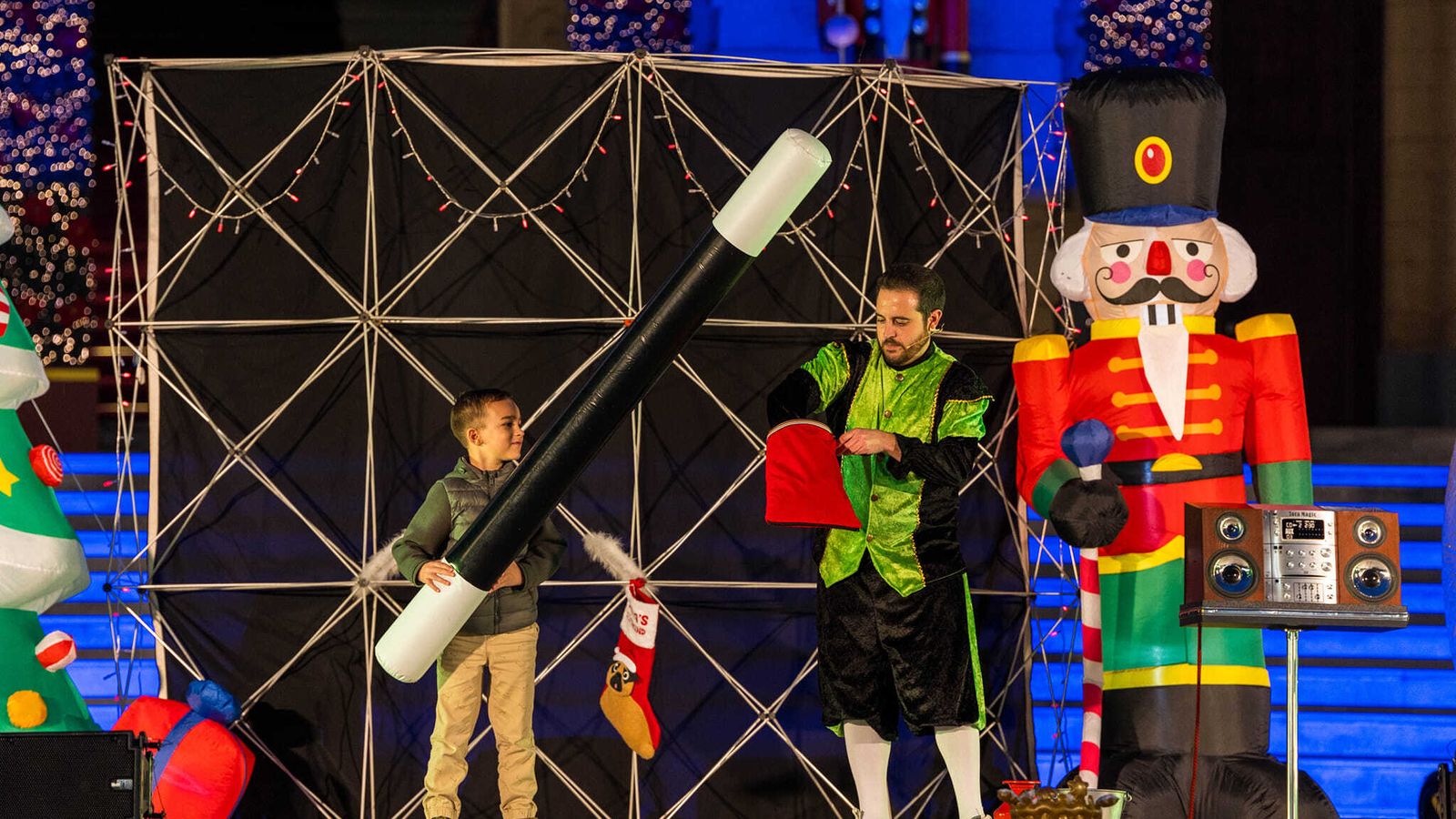 Espectáculo de magia celebrado en la plaza del Rey el viernes, en San Fernando.