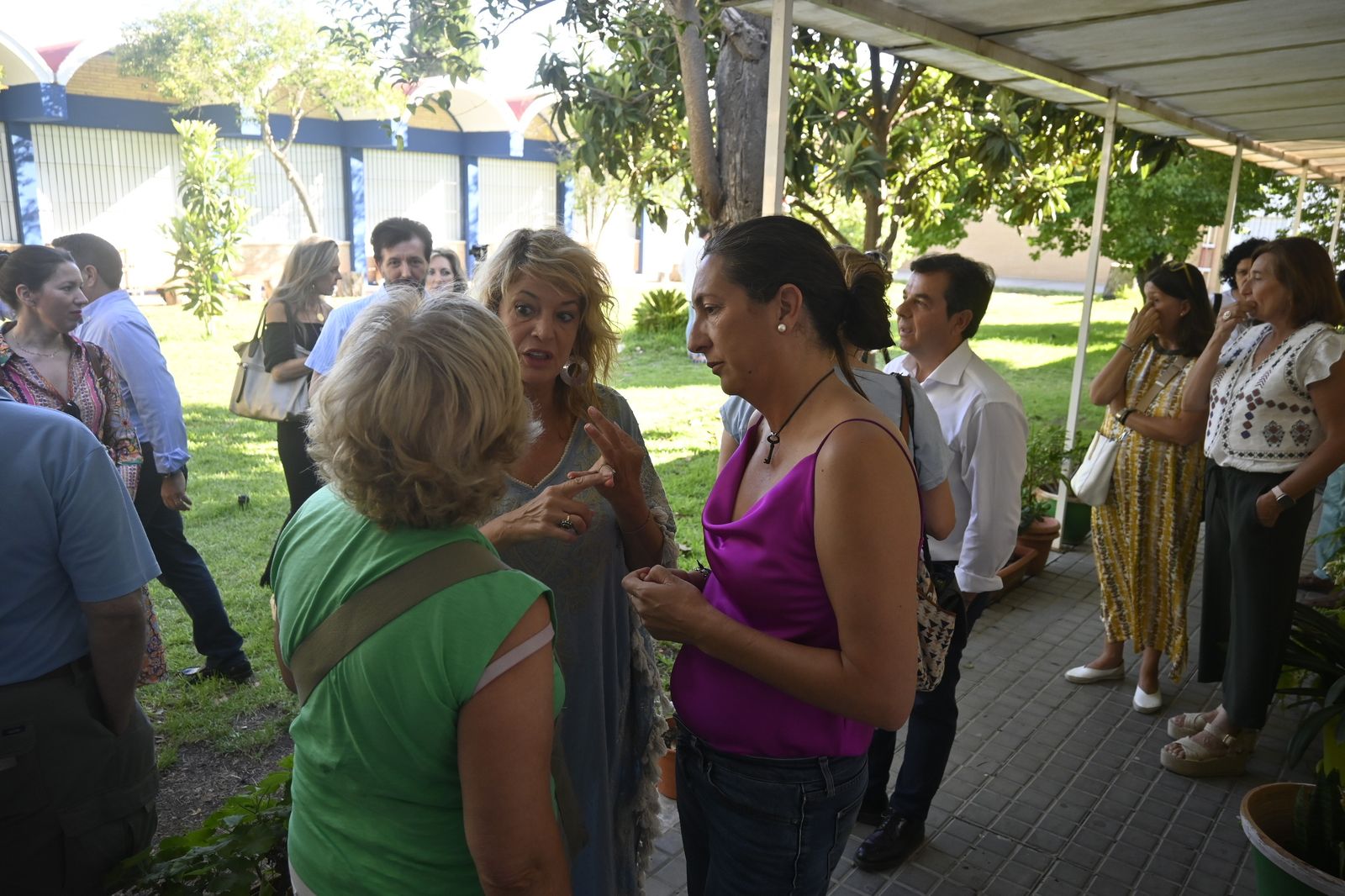 Loles López y Pilar Miranda visitan la escuela de verano del Distrito V, en imágenes