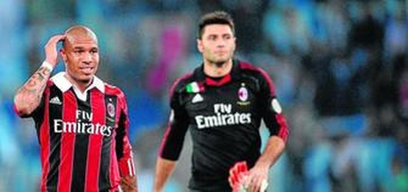 De Jong y Amelia se retiran cabizbajos del césped tras perder frente al Lazio, el pasado sábado.