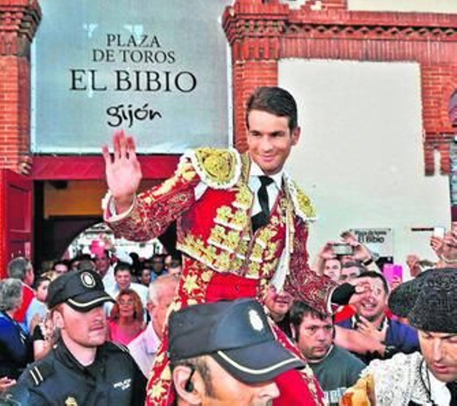 José María Manzanares, en su salida a hombros de la plaza de toros de El Bibio de Gijón.