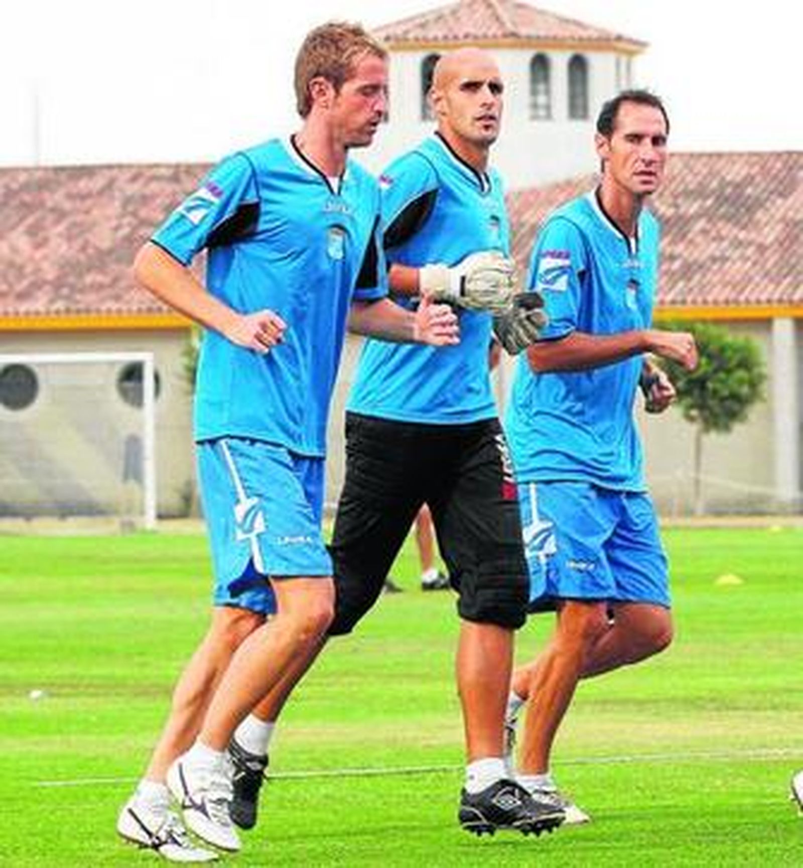 Gerard, corriendo junto a Chema y Moreno, se lesionó ayer y es duda para mañana.