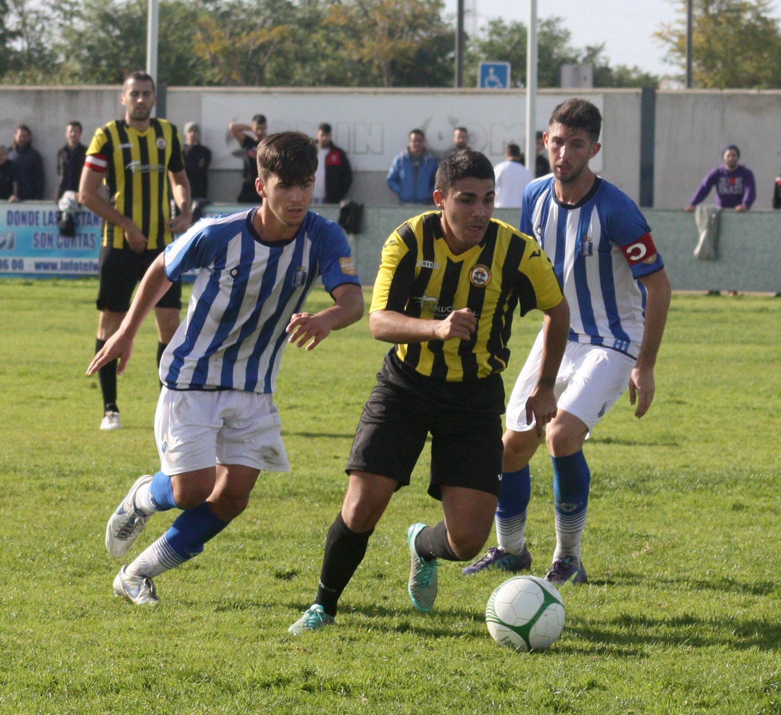 Misffut -izquierda- no podrá ser alineado por el Recreativo B el domingo.