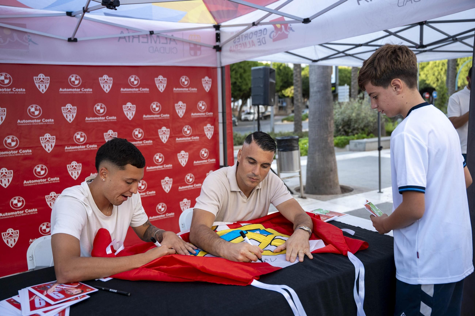 Los jugadores de la UDA Thalys y Andrés firman autógrafos