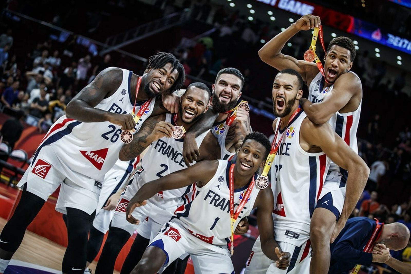 Toupane celebra con varios compañeros.