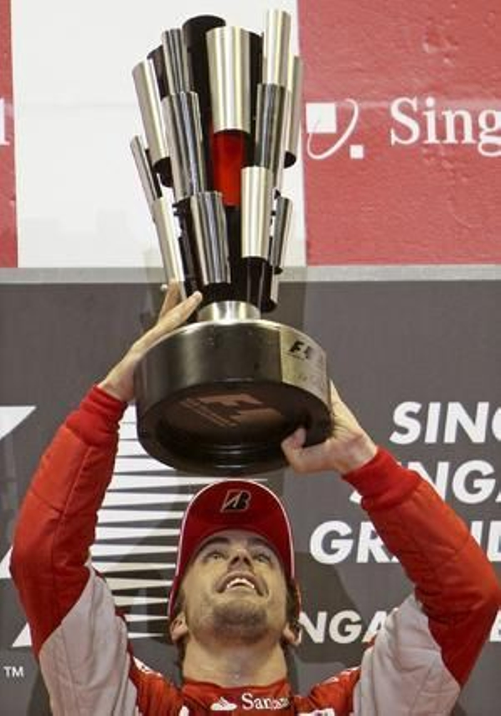 Fernando Alonso se acerca al liderato del Mundial tras ganar el Gran Premio de Singapur. / EFE