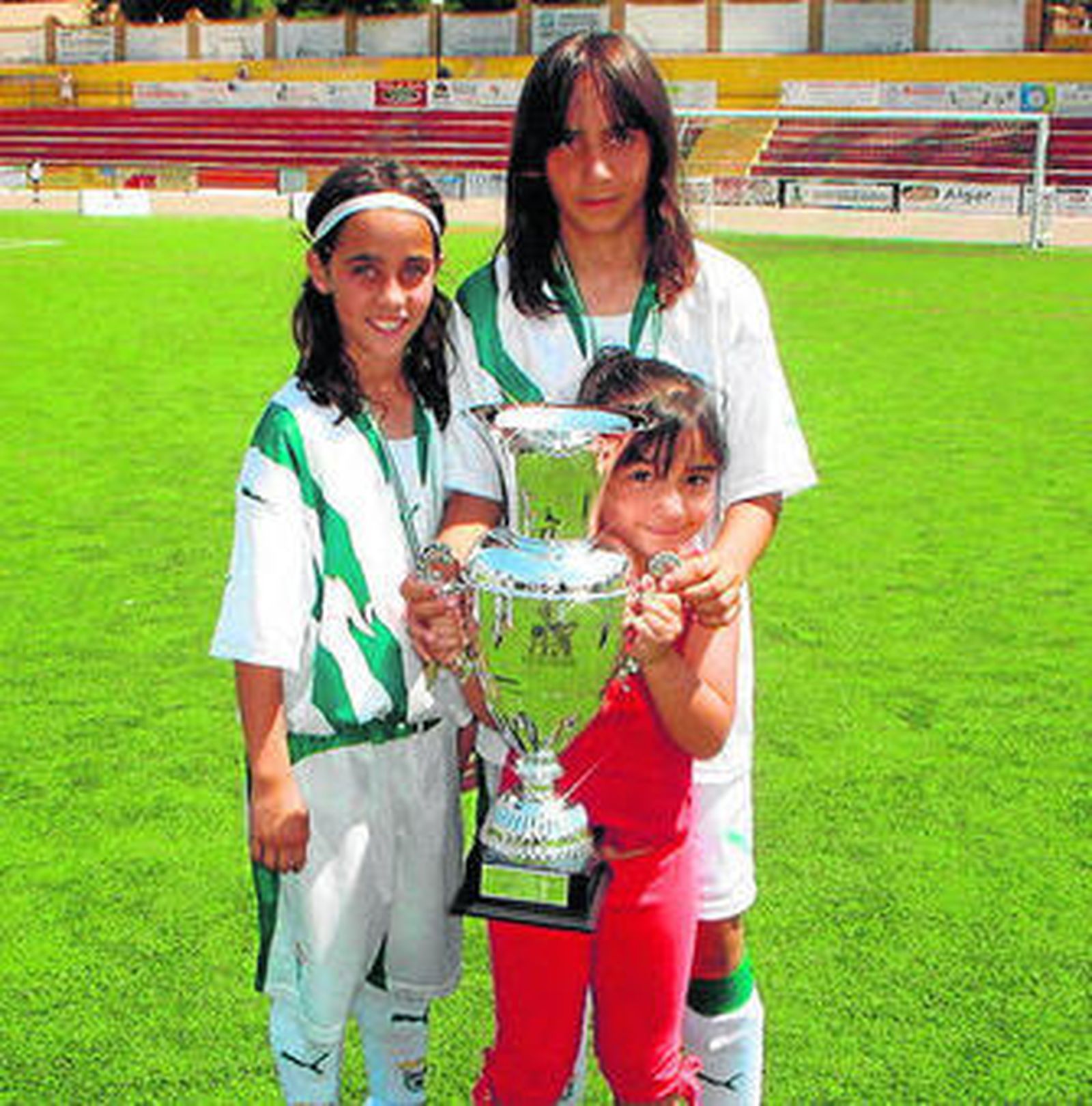 Vanesa Salinas y Laura Fernández posan con el trofeo.