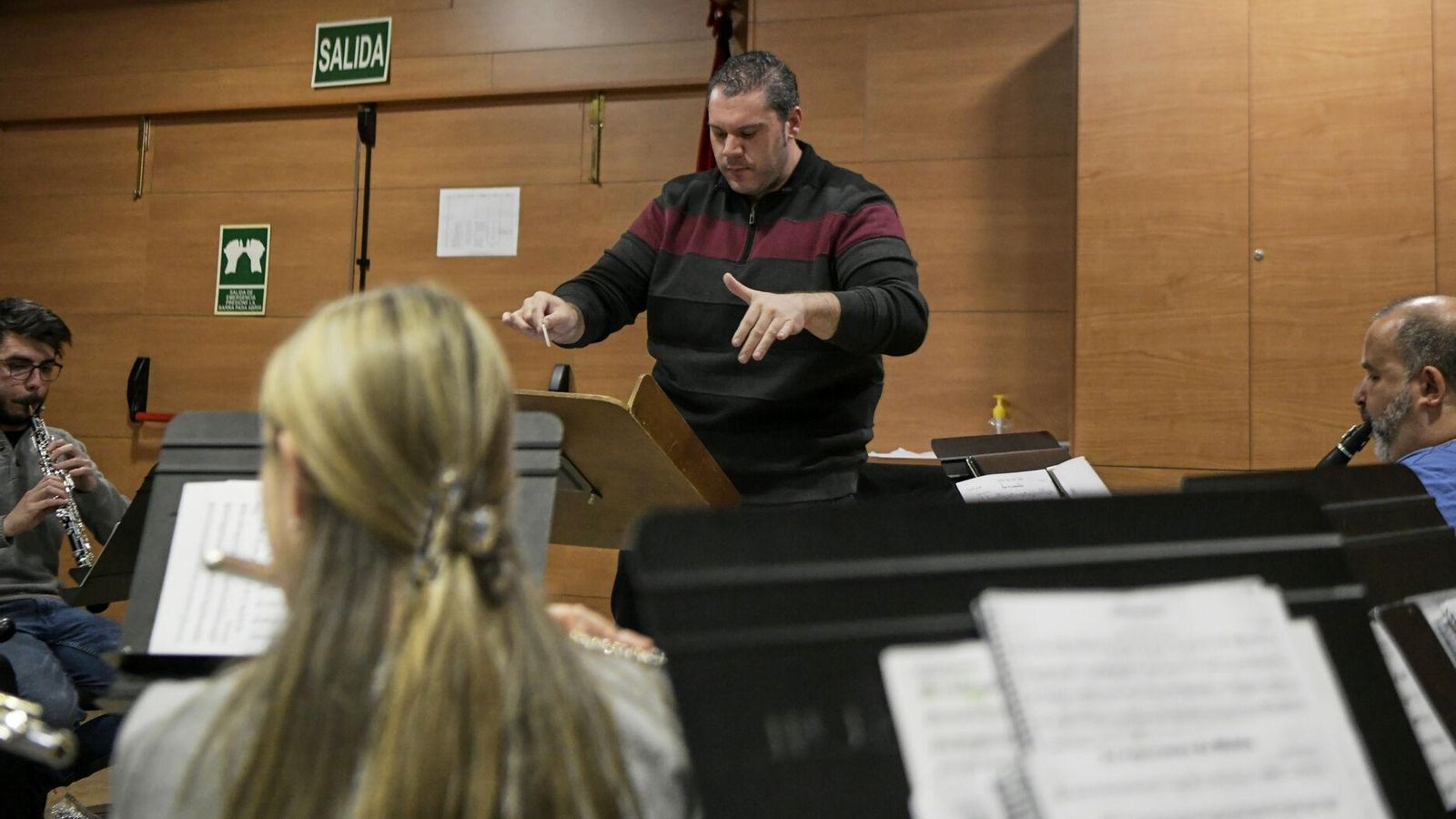 El director, Alberto Vallejo, dirigiendo el ensayo