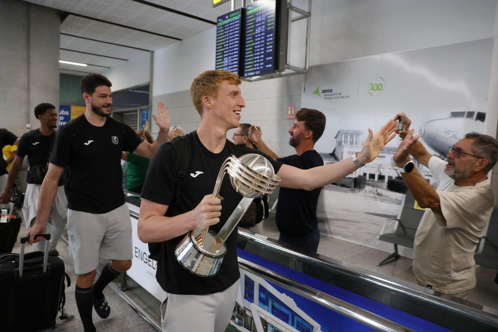 El Unicaja brinda la Intercontinental a un centenar de aficionados en el aeropuerto