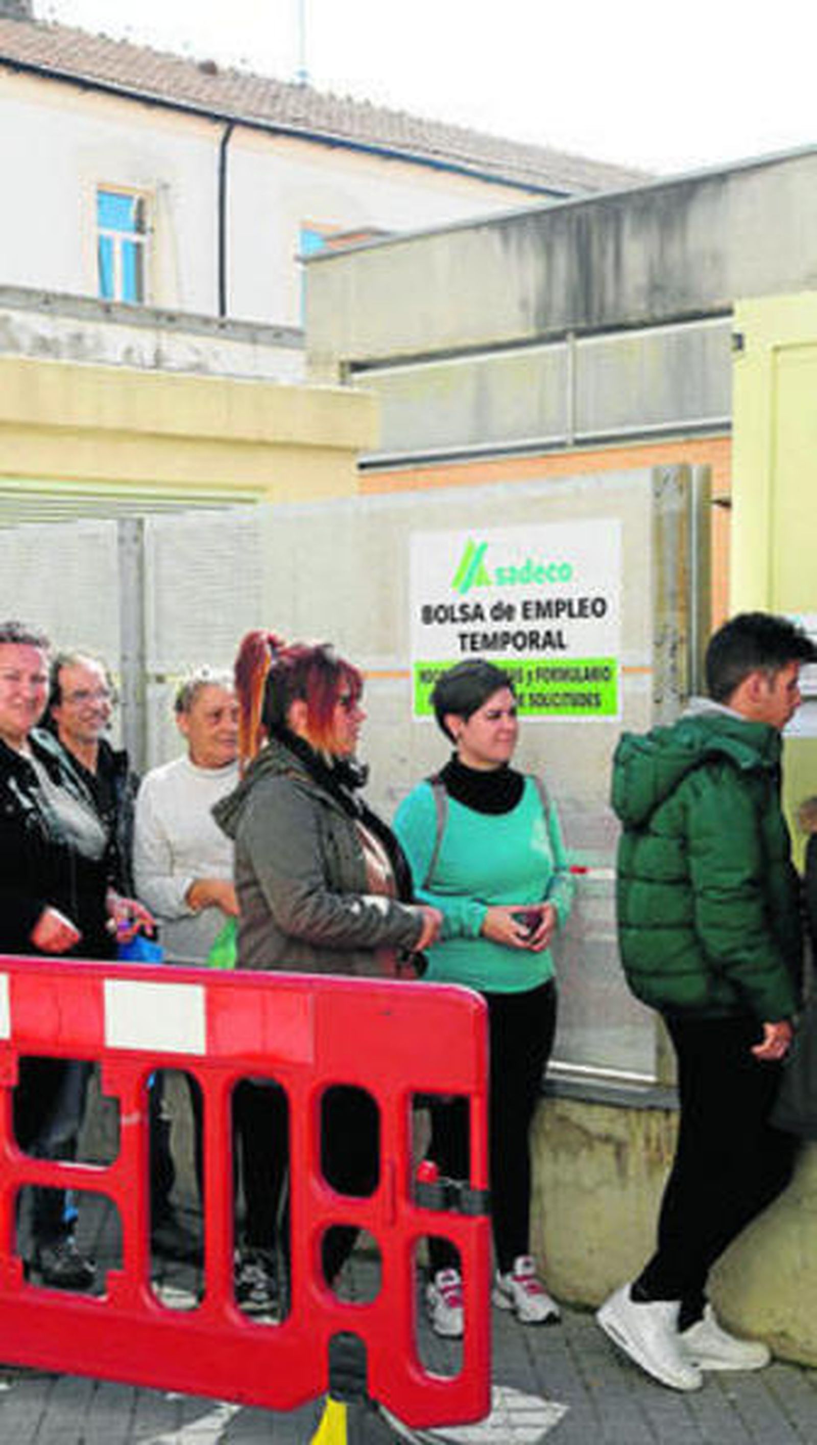 Un grupo hace cola para presentar sus solicitudes.