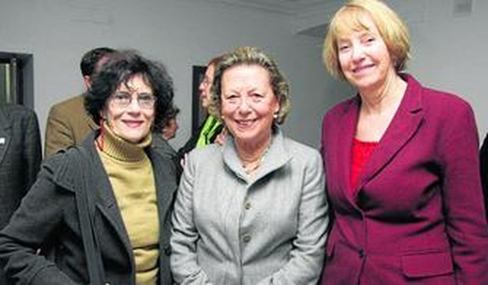 Enriqueta Vila, coordinadora, entre la cubana Carmen Barcia y la mexicana Gisela von Wobeser.