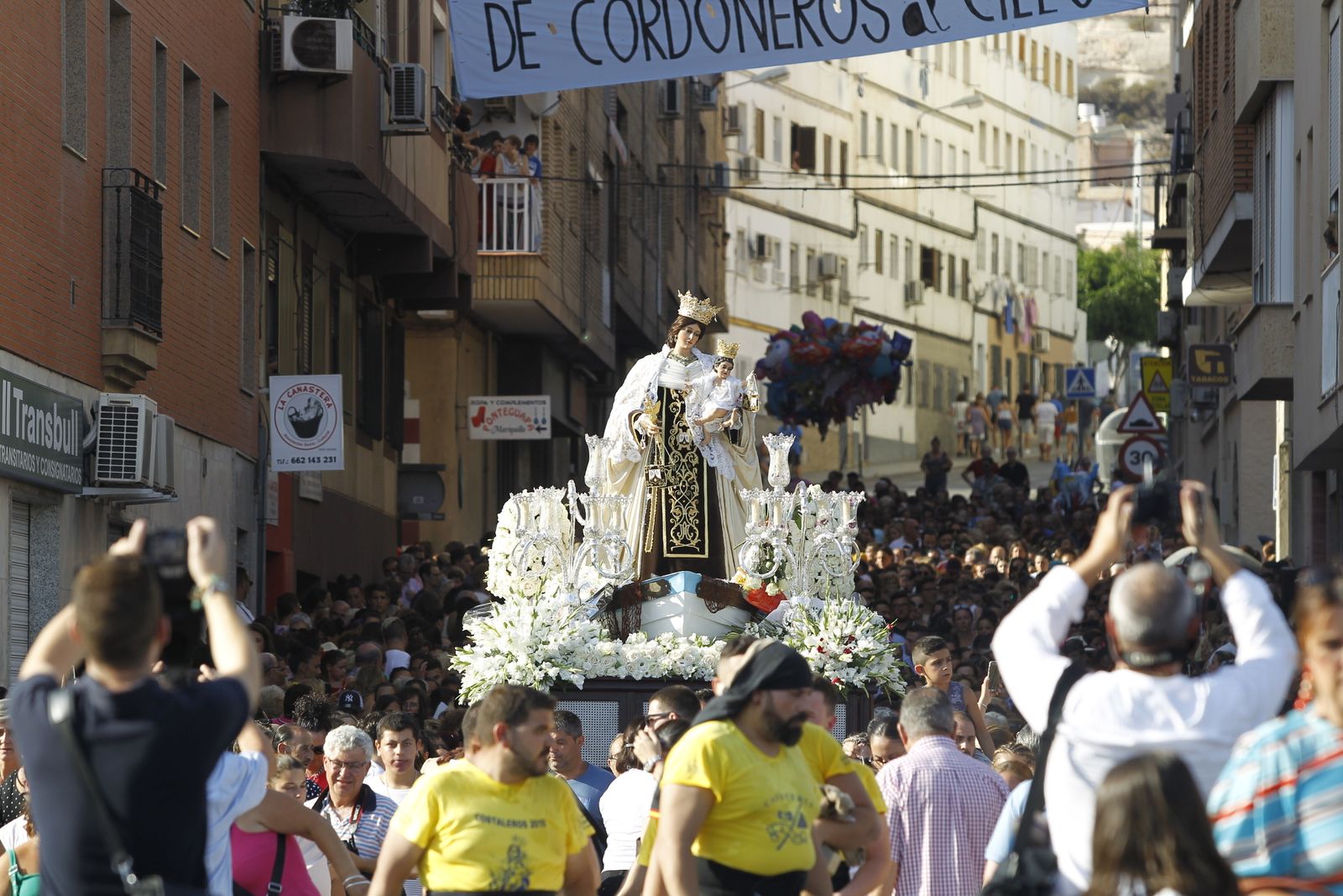 La Patrona de Pescadería, arropada por una marea de gente, en la calle Cordoneros.