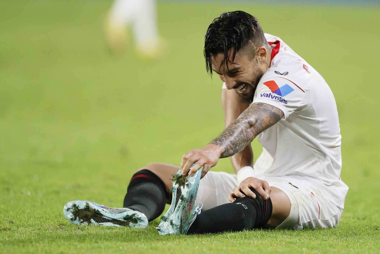 Alex Telles, con dolor sobre el césped del Sánchez-Pizjuán.