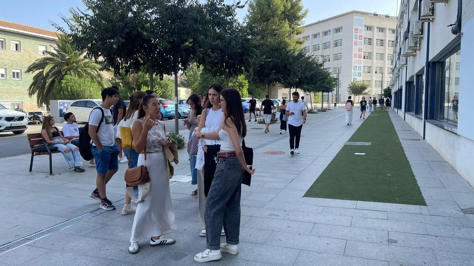 Estudiantes de la UGR en el Campus de Fuentenueva