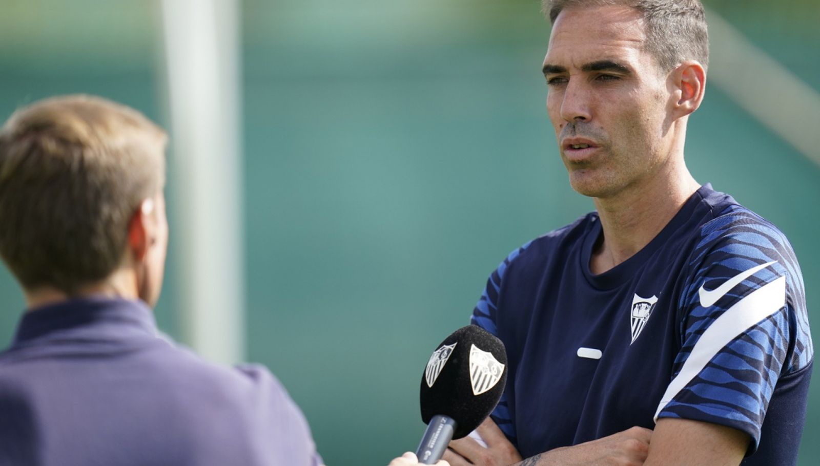 Fernando Navarro, ante el micrófono de SFC Radio durante el entrenamiento matinal en Algorfa del Sevilla.