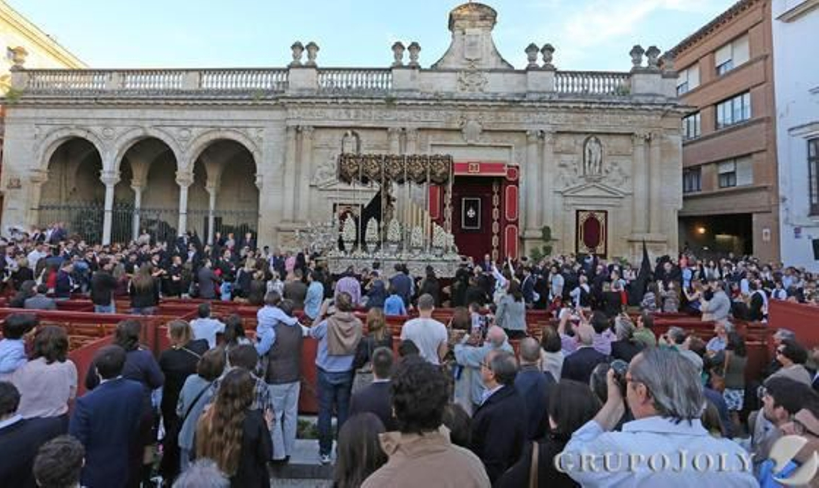 El palio de Nuestra Señora del Mayor Dolor pasa frente al Cabildo Viejo ante numeroso público.

Foto: Pascual