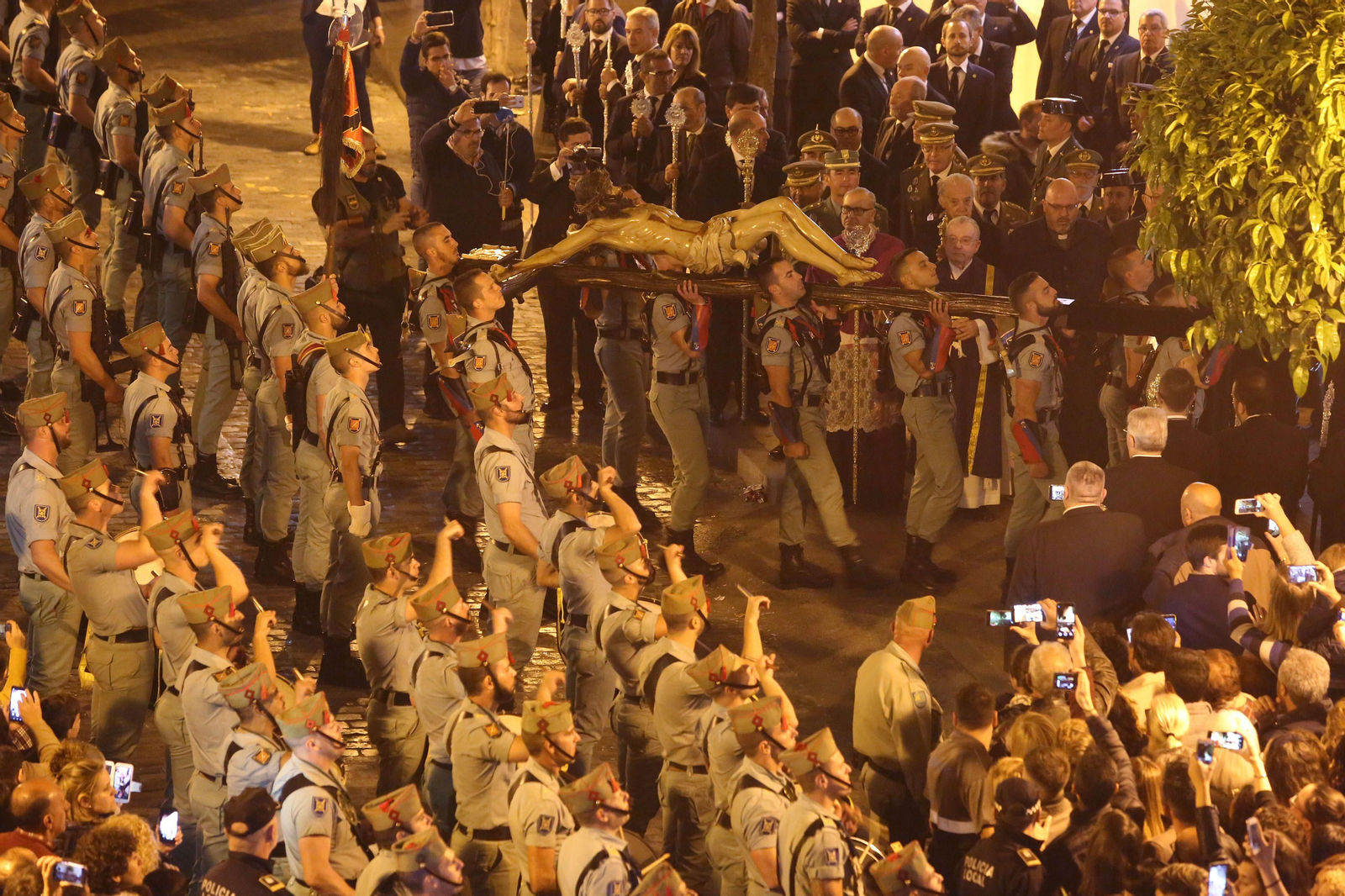 Procesión del Cristo de la Vera Cruz, escoltado por la Legión en las calles de Huelva