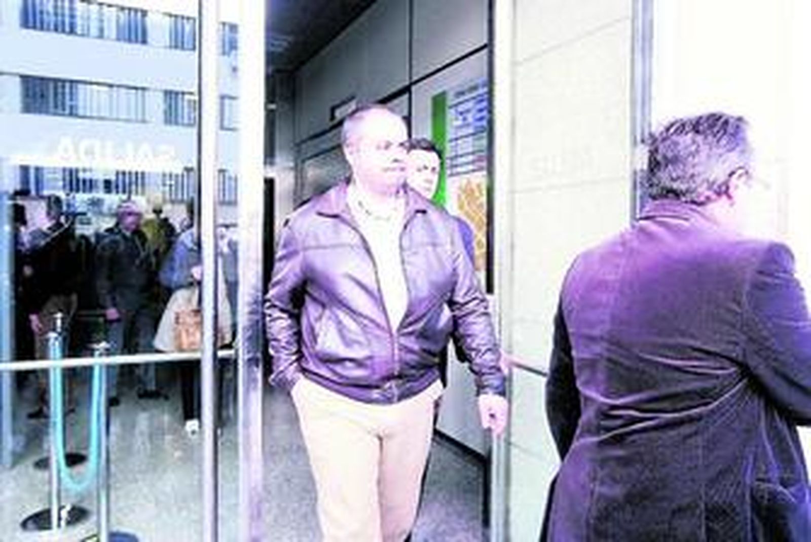 Modesto López a la salida de los juzgados de la capital.