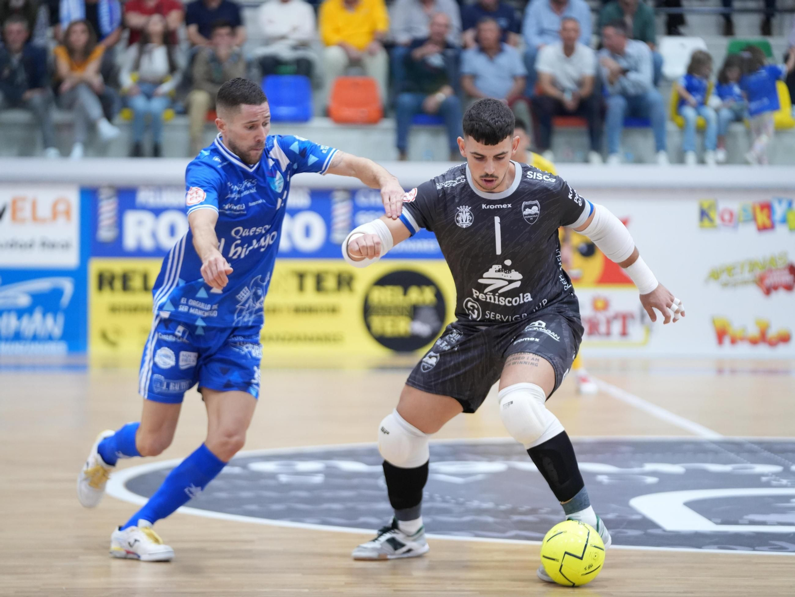 Rafa López protege un balón en el duelo ante Quesos El Hidalgo Manzanares.