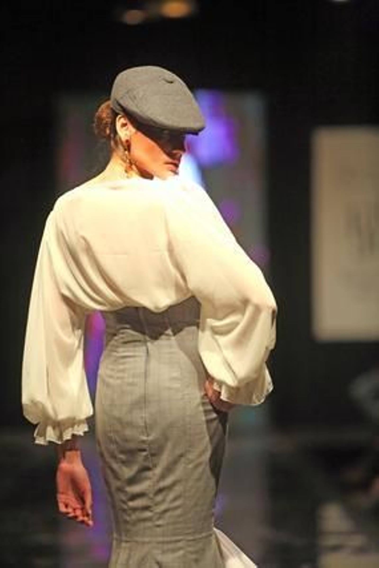 En la colección 'Va por ti', Pilar Rubio apuesta por los tonos verdes y cardenales, líneas muy limpias, mucho vuelo y pocos adornos.

Foto: Juan Carlos Corchado