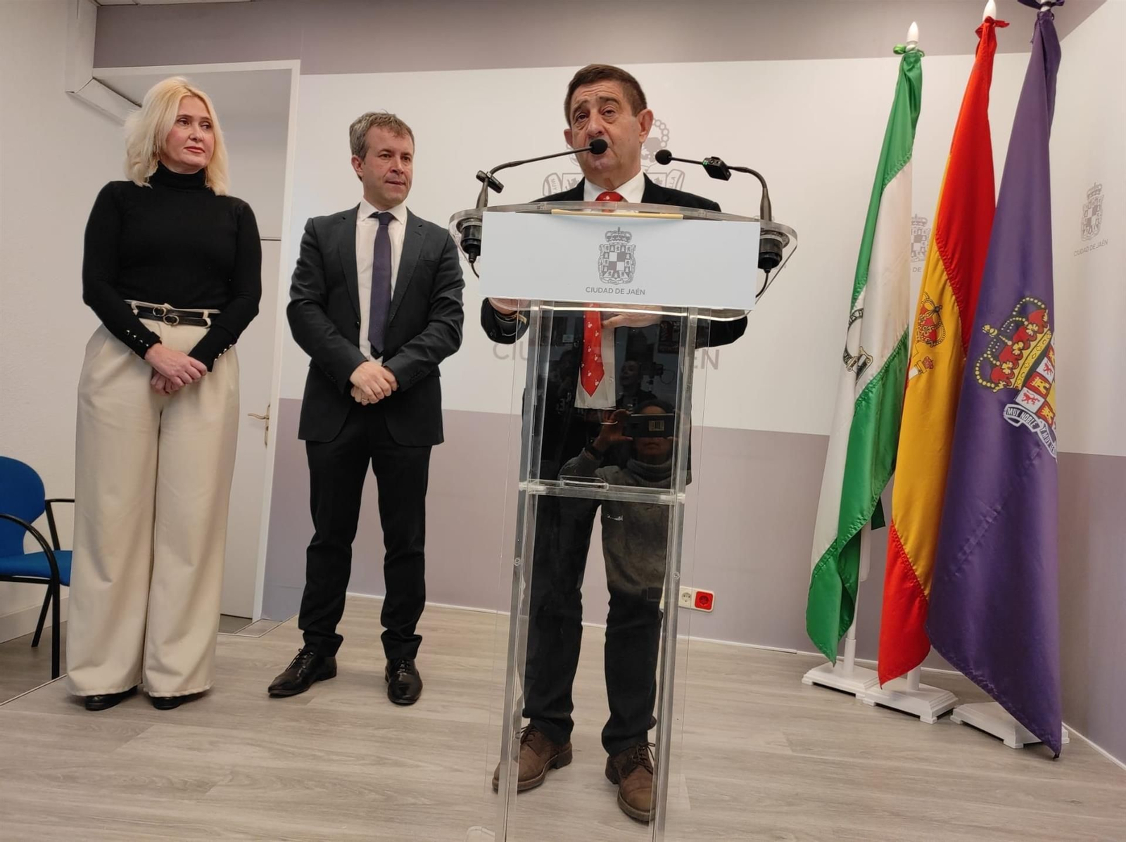 Paco Reyes interviene ante los medios, en el Ayuntamiento de Jaén.