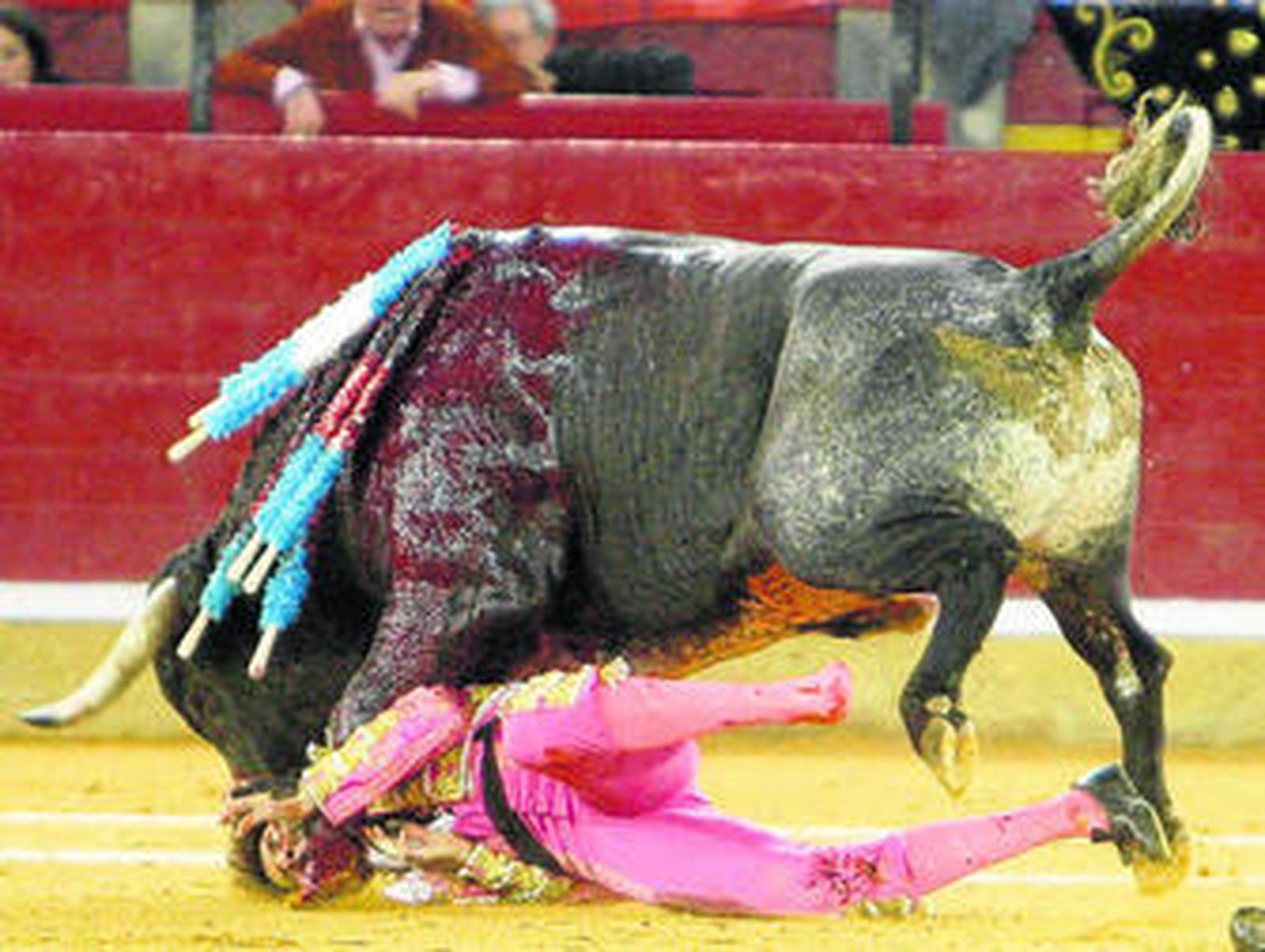 Las imágenes de la cogida son absolutamente terribles por su dramatismo.