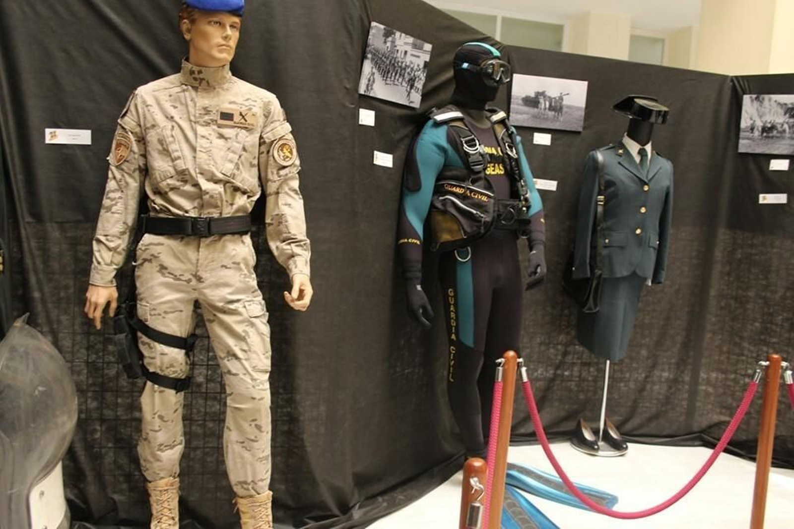 Tres ejemplos de los uniformes expuestos hasta el 10 de junio en el Ayuntamiento de El Ejido.