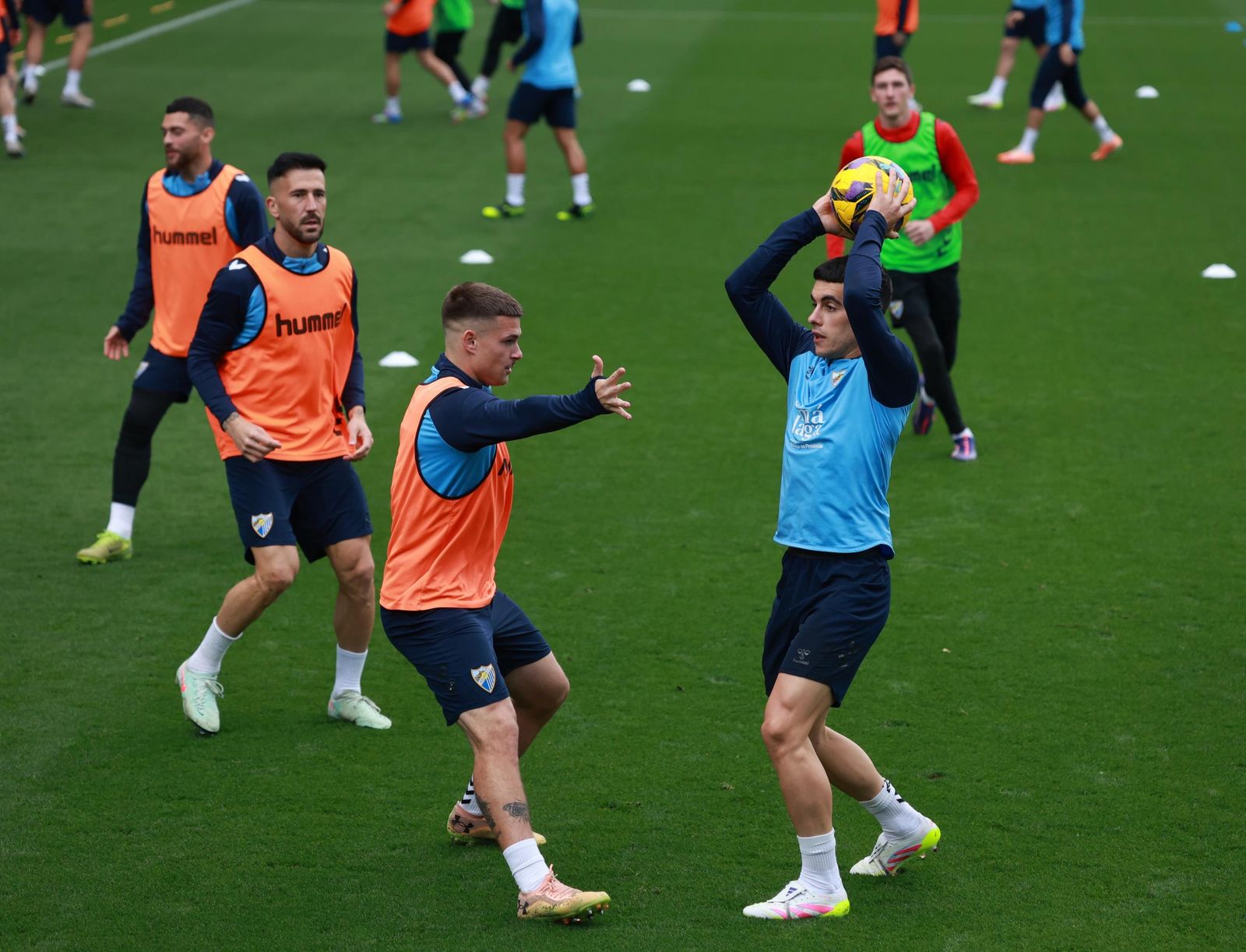 El Málaga CF se divierte con baloncesto en La Rosaleda antes de medirse al Racing de Ferrol