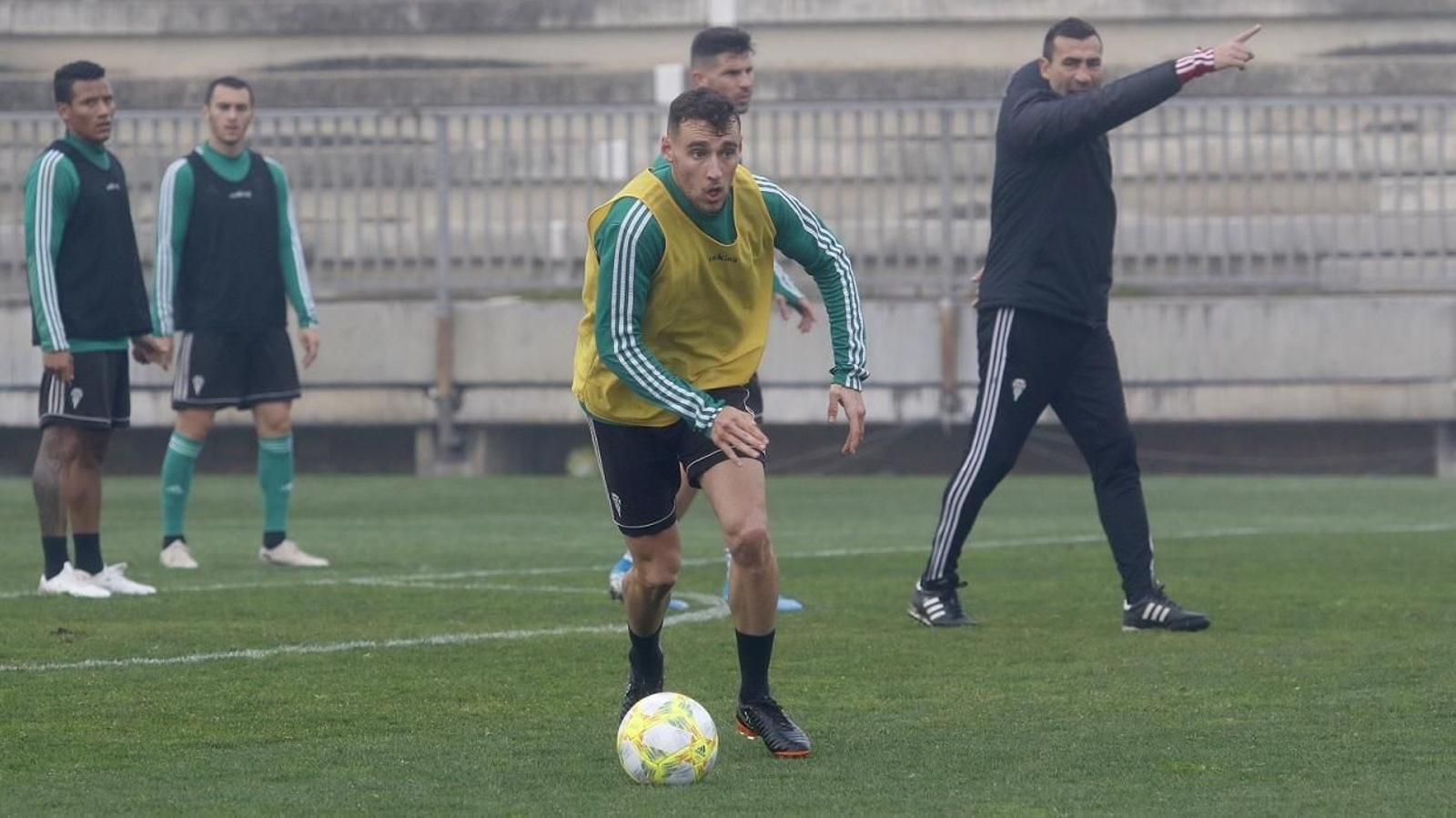 Imanol García controla un balón durante un entrenamiento en la Ciudad Deportiva.