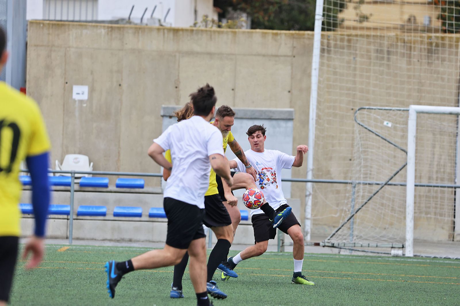 Periodistas y políticos disputan su tradicional partido navideño de fútbol