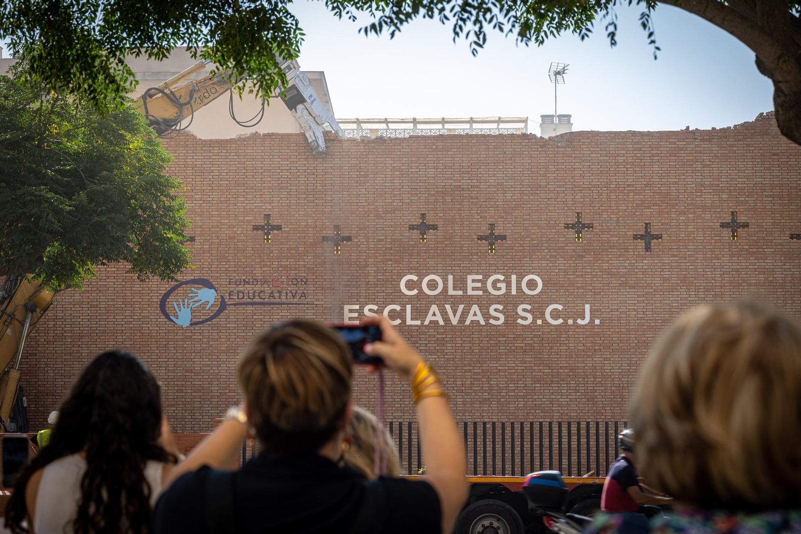 Así ha sido la demolición de la fachada del colegio Las Esclavas de Cádiz