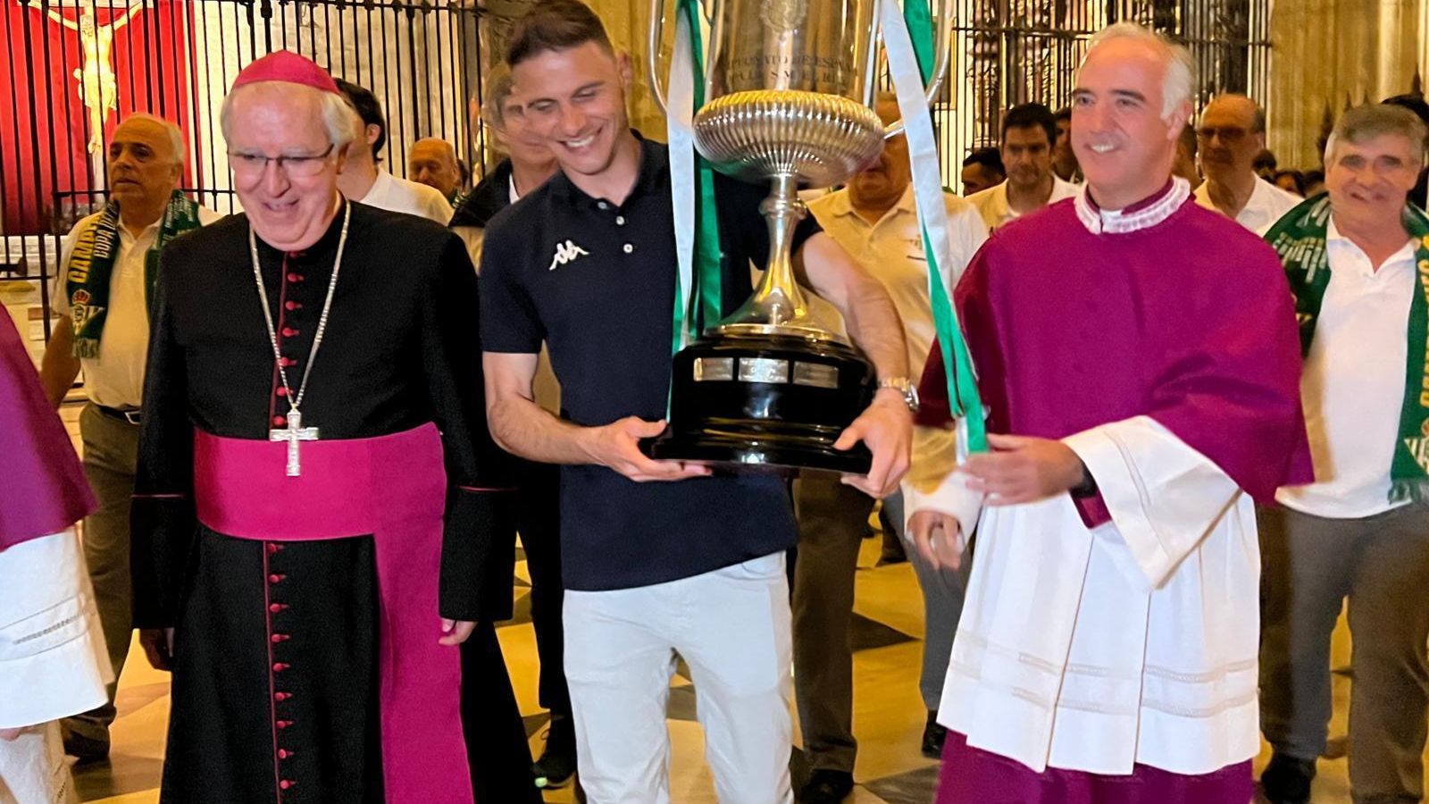 El Betis lleva la Copa de España a la Catedral de Sevilla