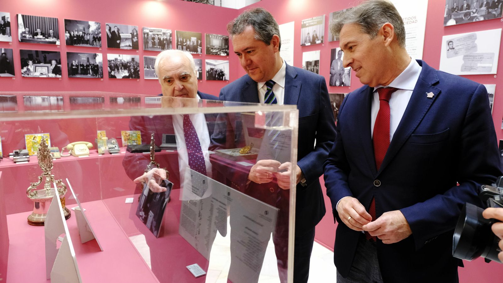 El comisario Antonio Garduño muestra a Espadas y a Feria algunos documentos de la muestra.